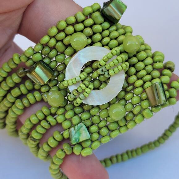 Vintage green beaded cuff bracelet boho seed beads shell toggle 1970s - Picture 1 of 10